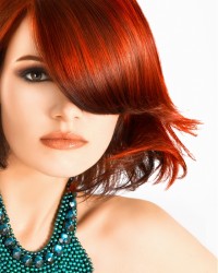 czerwono rude półdługie włosy
