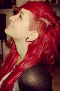 czerwone włosy, wygolony bok