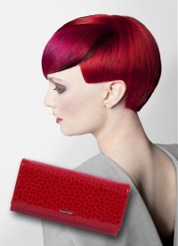 czerwony portfel pasujący do włosów