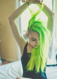 neonowo zielone włosy