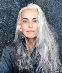 ładne siwe długie włosy