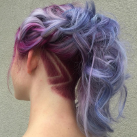 różowo fioletowe włosy z wygolonym tyłem i wzorem