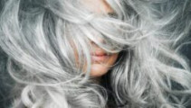 Siwe włosy w szalonym upięciu
