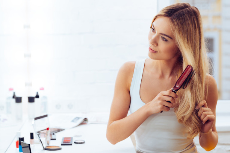 5 kosmetyków i akcesoriów, które ułatwią Ci rozczesywanie włosów