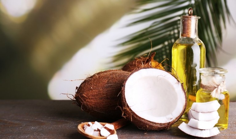 Kokosowy czy palmowy? Naturalne olejki w pielęgnacji włosów