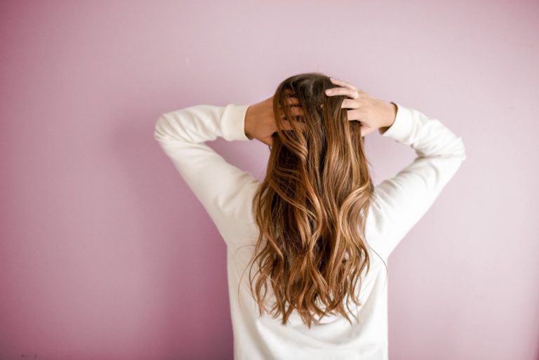 Siwienie włosów a codzienny stres — jak poradzić sobie z obiema rzeczami na raz?
