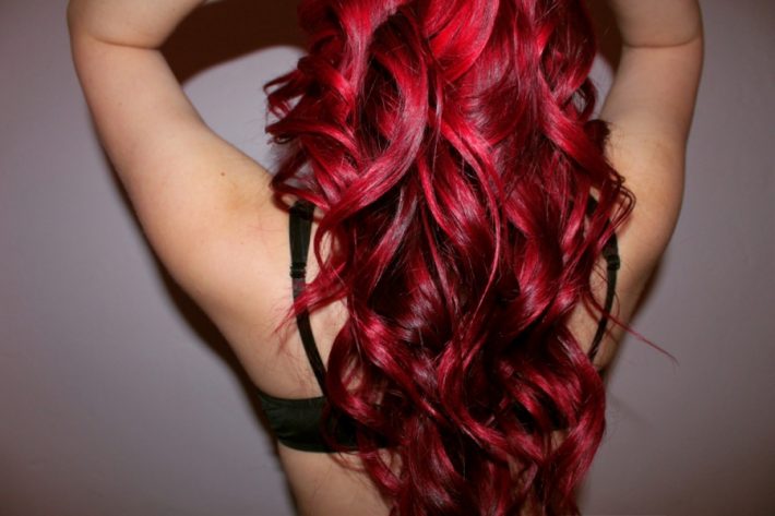 Fryzura czerwone falowane włosy