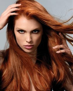 Fryzura długie rude proste włosy