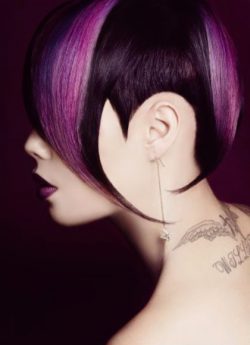 asymetryczna fryzura fioletowe włosy
