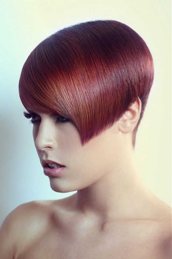 asymetryczna fryzurka włosy czerwone