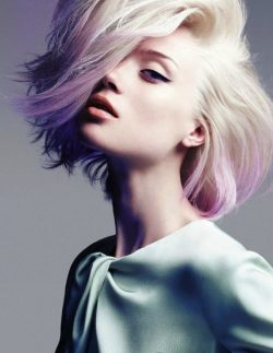 blond włosy z fioletowymi końcówkami