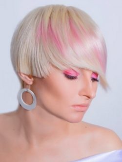 blond włosy z różowymi pasemkami
