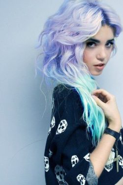 błękitno fioletowe włosy