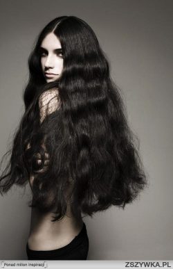 czarne długie falowane włosy