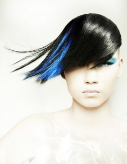 czarne włosy z niebieskimi pasemkami