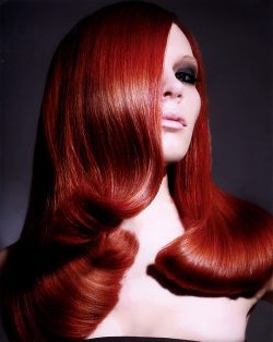 czerwone długie włosy falowane