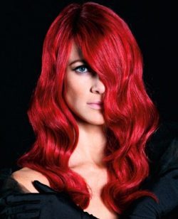 czerwone falowane włosy