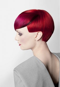 czerwone krótkie włosy asymetryczna fryzura