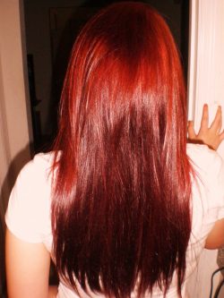 czerwone proste włosy
