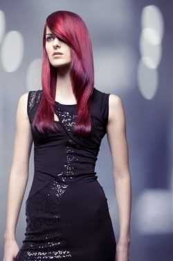 czerwono fioletowe długie włosy