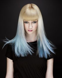 długie blond z błękitnymi końcami