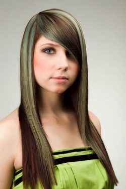długie brązowe włosy z zielonymi khaki pasemkami