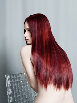 długie czerwone włosy z fioletowymi refleksami