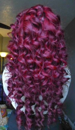 długie fioletowe kręcone włosy