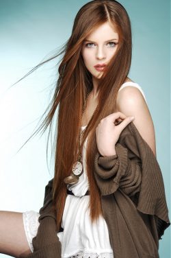 długie i proste włosy kolor brązowy mahoń