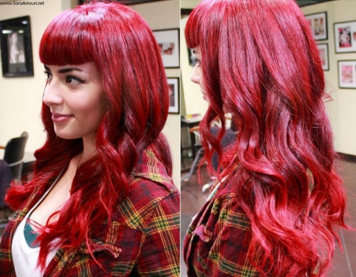 długie intensywnie czerwone włosy