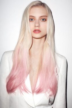 długie jasne włosy z różowymi końcówkami