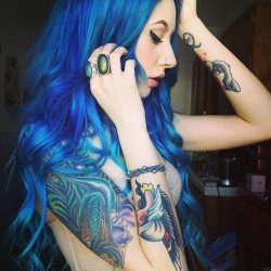 długie niebieskie włosy