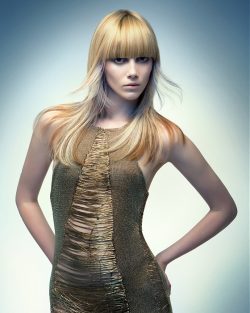 długie proste złoto blond włosy