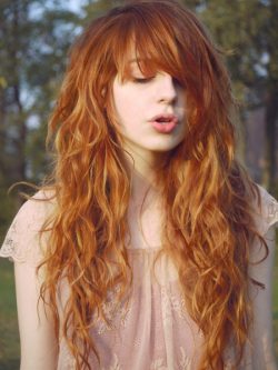 długie rude włosy z grzywką