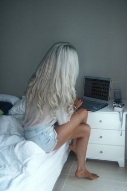 długie włosy skandynawski blond