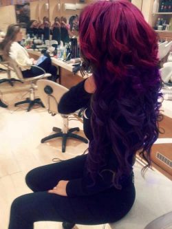 fioletowo jagodowe włosy