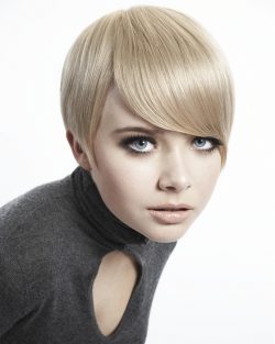 fryzura blond krótkie o perłowym odciemiu