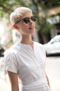 fryzura blond w wersji krótkiej