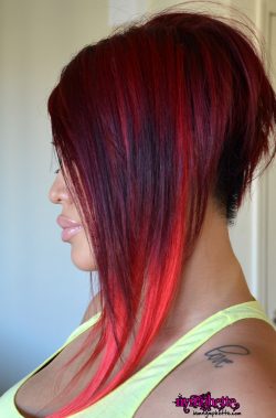 fryzura ciemno czerwony bob