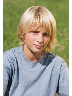 fryzura dla chłopca półdługie włosy