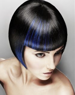 fryzura na kleopatrę niebieskie pasemka