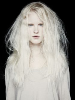 fryzura proste długie włosy skandynawski blond