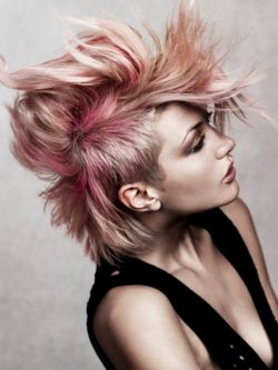 fryzura punk blond i róż