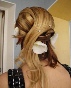 fryzura ślubna z kwiatami