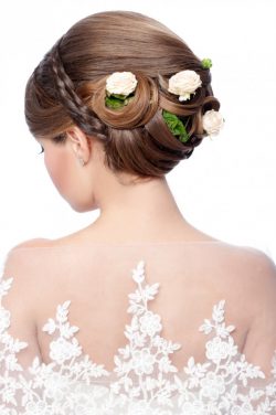 fryzura ślubna żywe kwiaty we włosach
