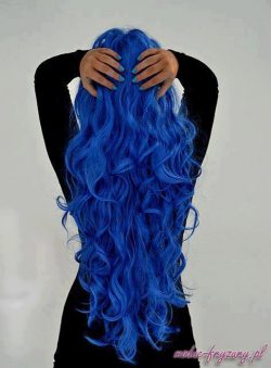 niebieskie włosy długie kręcone włosy