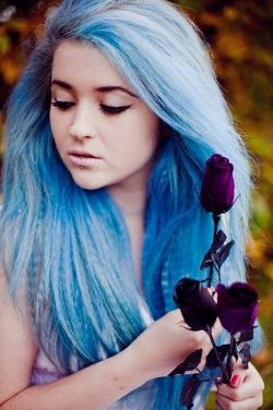niebieskie włosy.