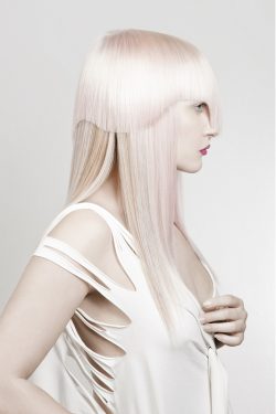 nowoczesna fryzura blond lekko różowy geometryczne cięcie
