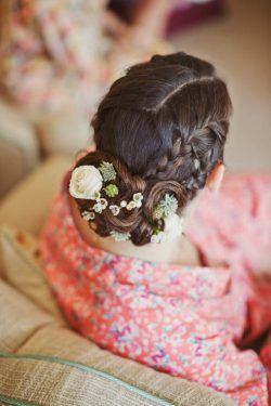 romantyczna fryzura z kwiatami we włosach