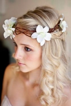 romantyczna fryzura ślubna z kwiatami